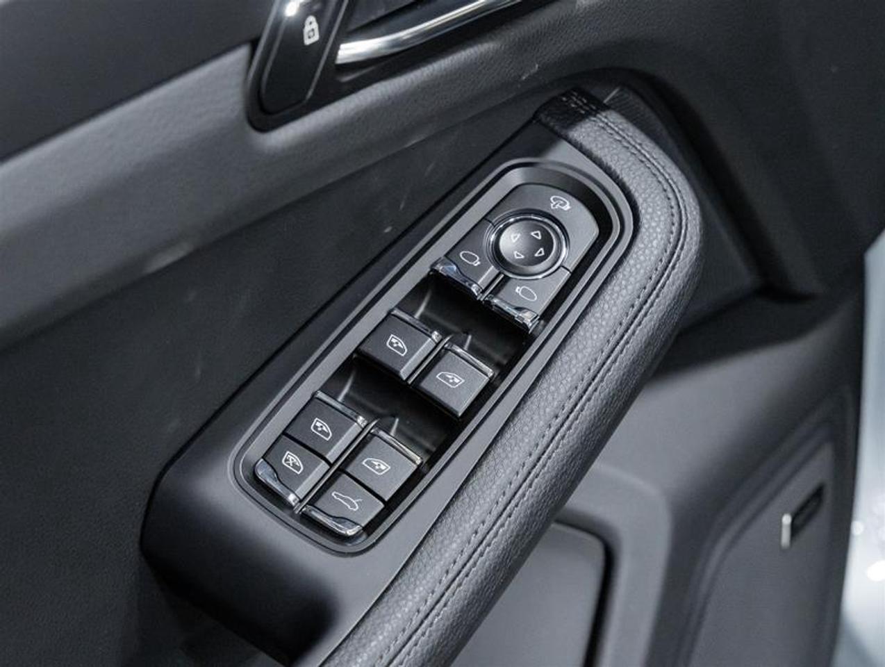 2026 Porsche Macan  Photo