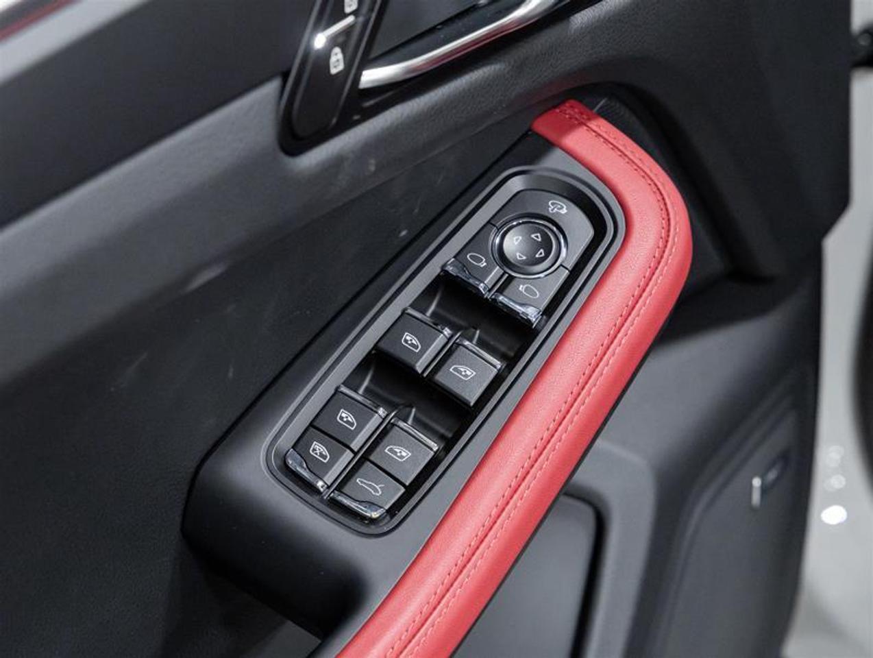 2026 Porsche Macan  Photo