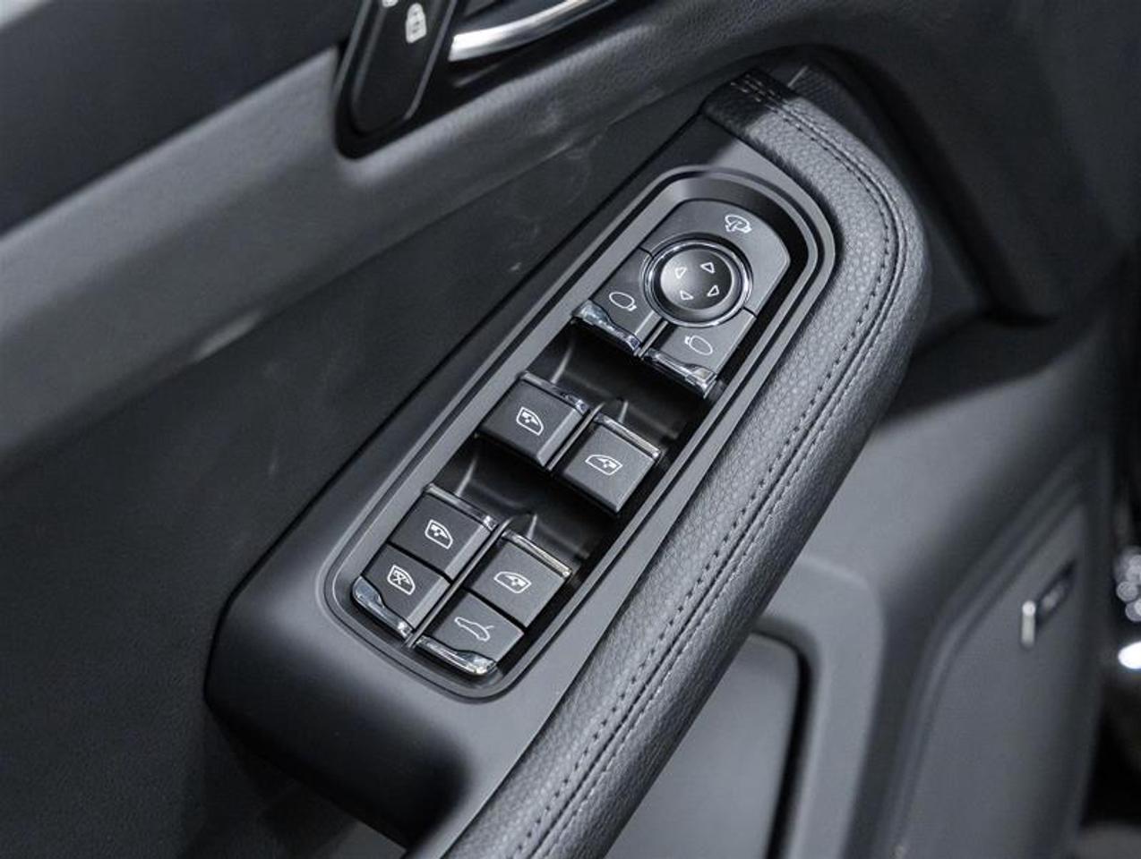 2026 Porsche Macan  Photo