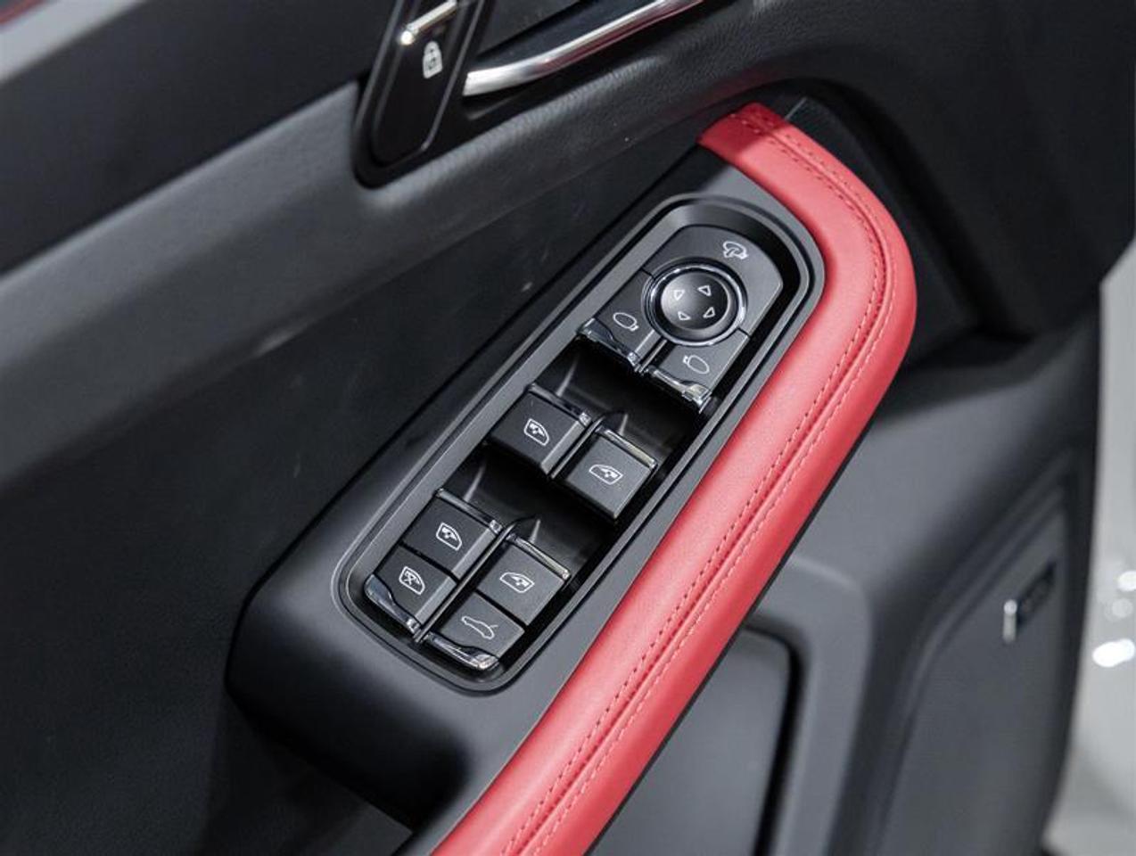 2026 Porsche Macan  Photo