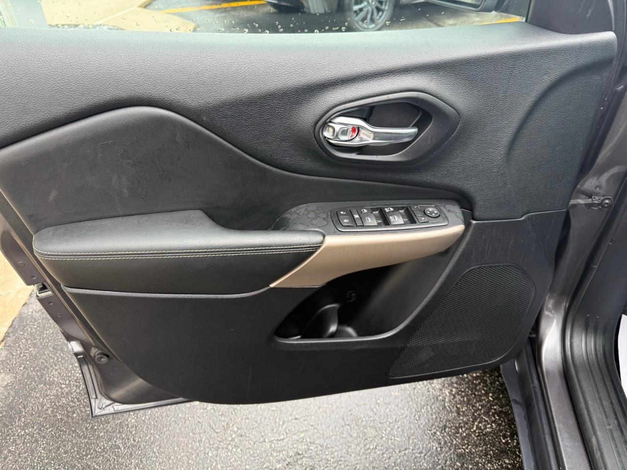 2017 Jeep Cherokee Limited 4dr 4x4 Photo