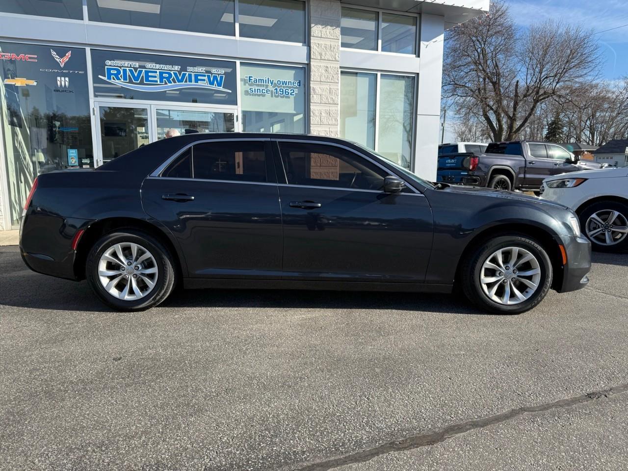 2018 Chrysler 300 Touring 4dr Rear-wheel Drive Sedan Photo