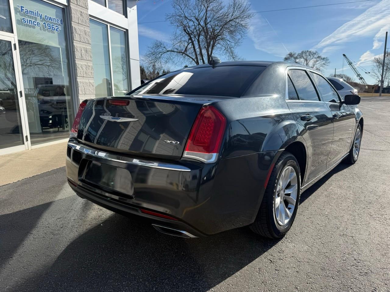 2018 Chrysler 300 Touring 4dr Rear-wheel Drive Sedan Photo