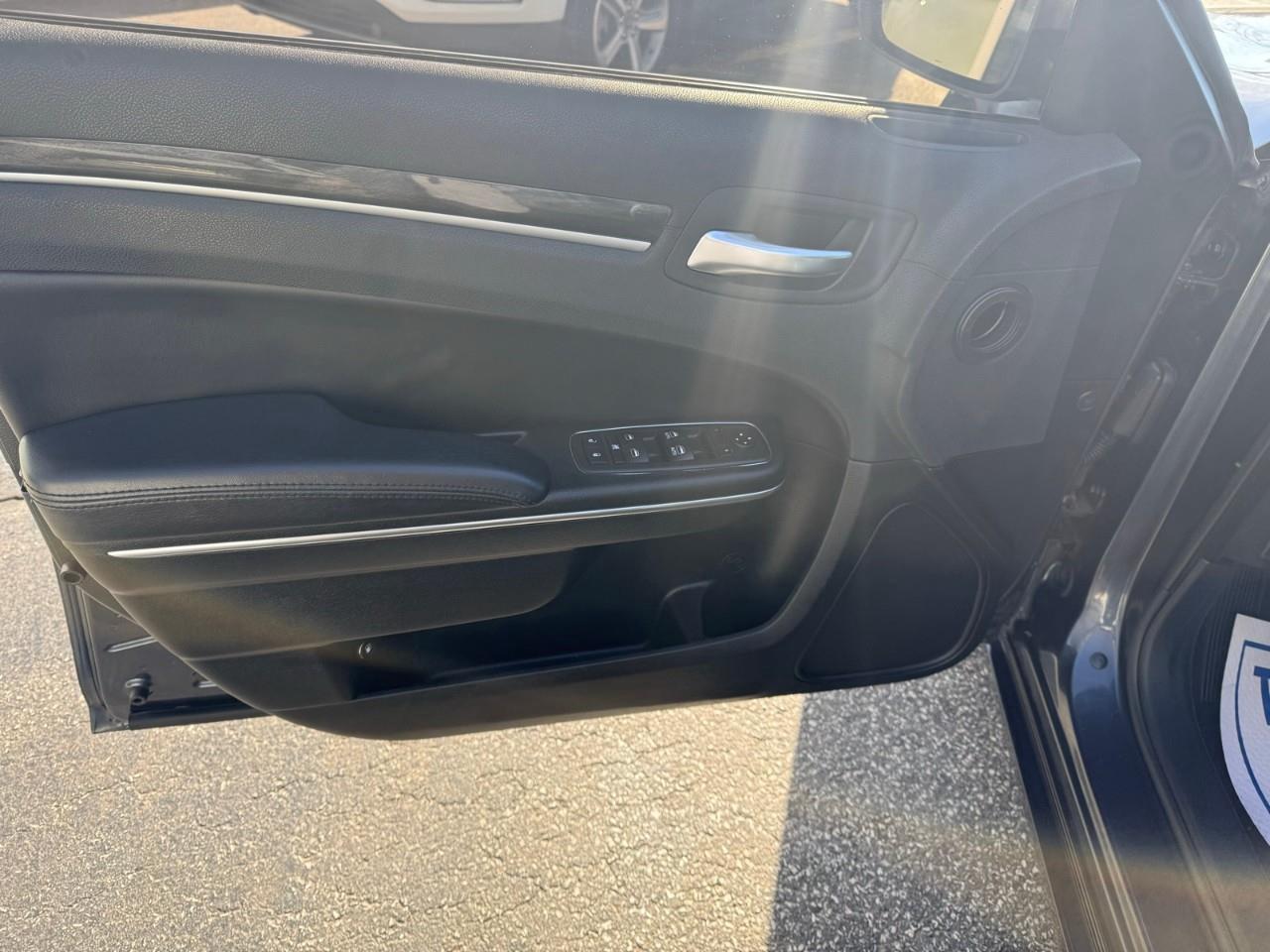 2018 Chrysler 300 Touring 4dr Rear-wheel Drive Sedan Photo