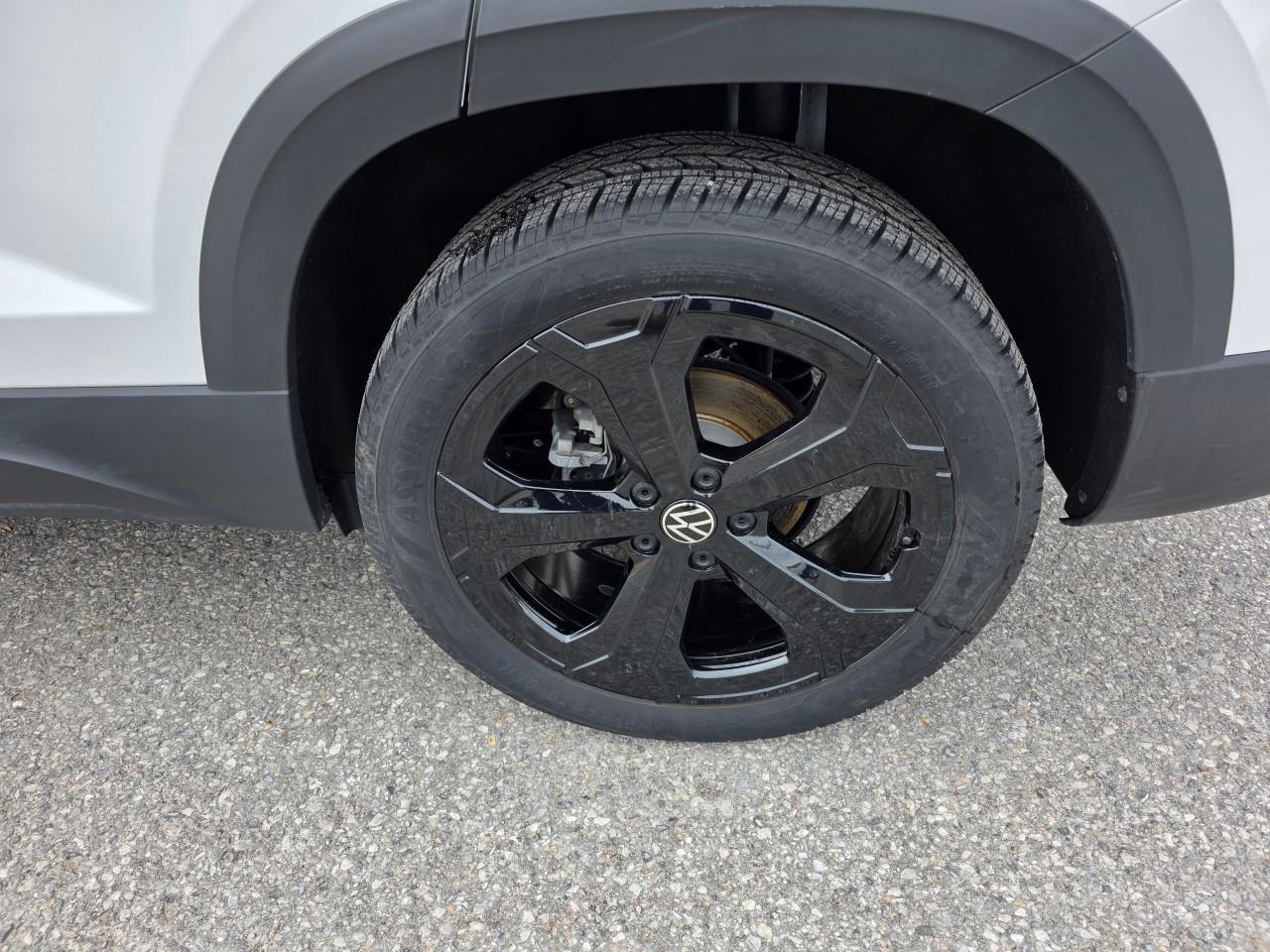 2025 Volkswagen Taos Comfortline Black Edition 4dr All-Wheel Drive 4MOTION Photo