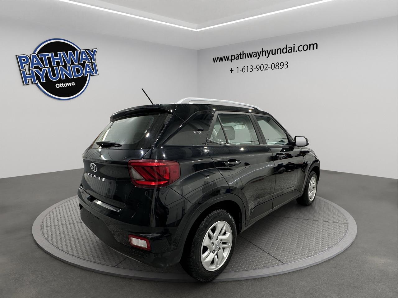 2024 Hyundai Venue Preferred | Reverse Cam | Heated Seats Photo3