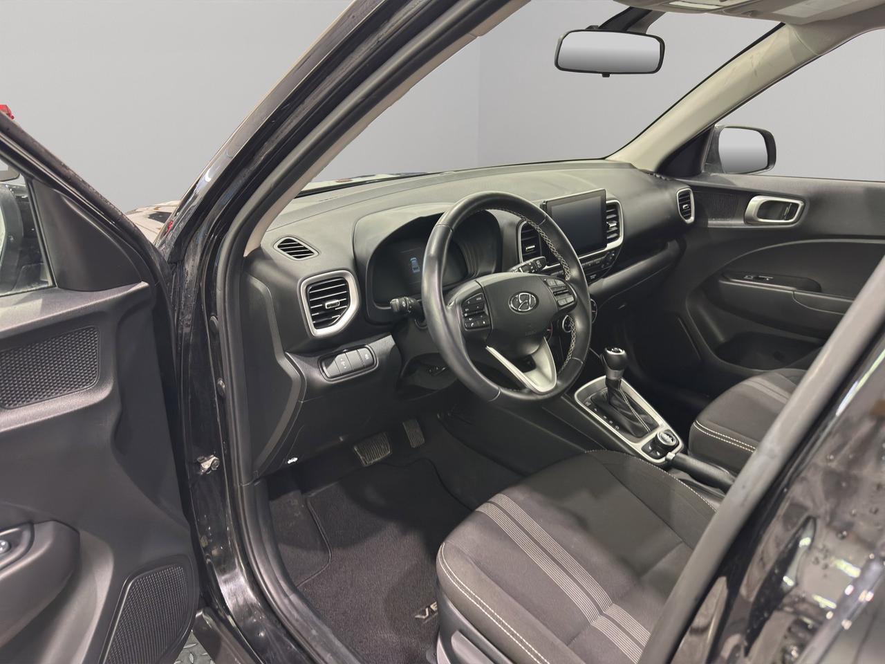 2024 Hyundai Venue Preferred | Reverse Cam | Heated Seats Photo