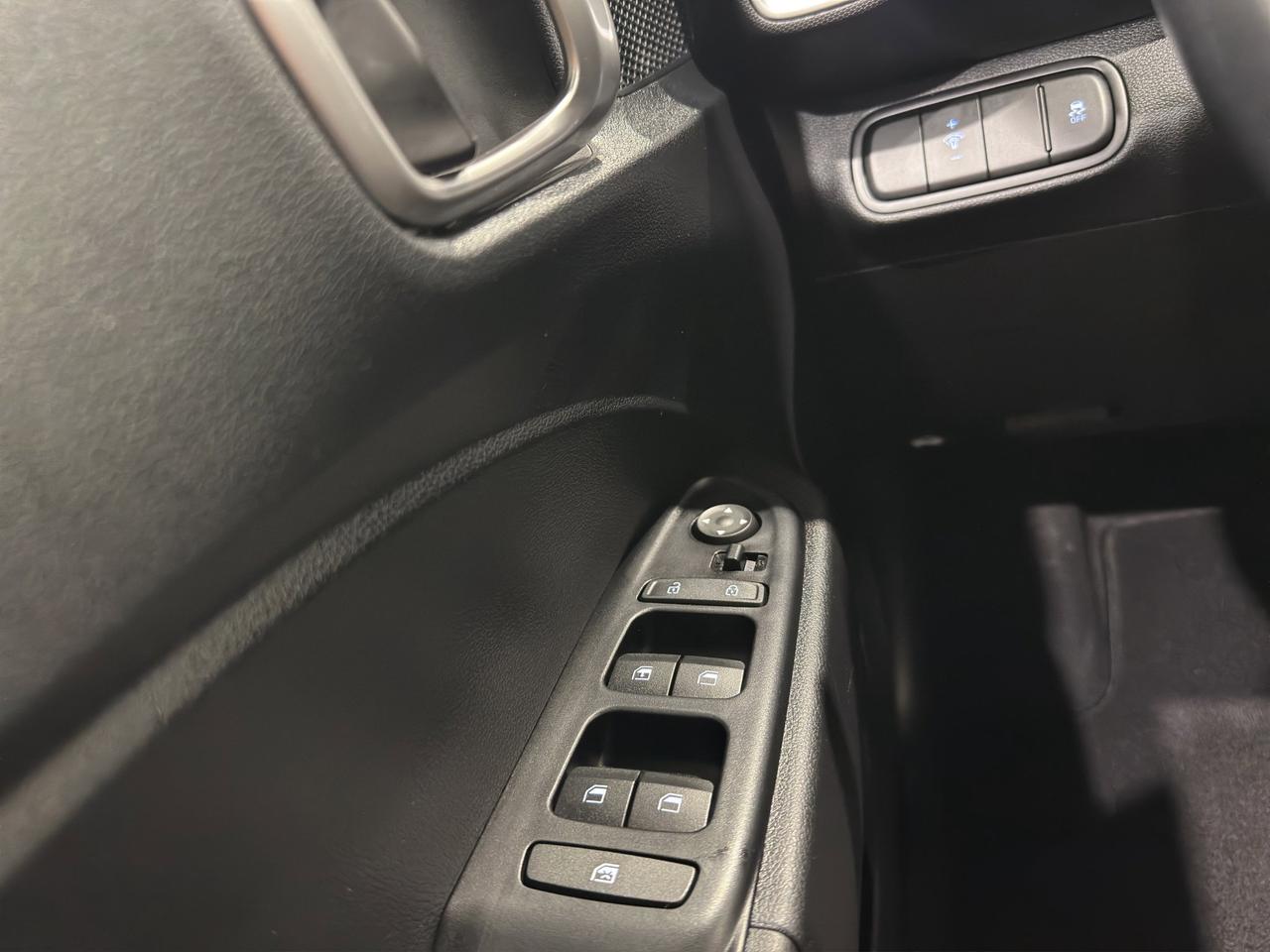 2024 Hyundai Venue Preferred | Reverse Cam | Heated Seats Photo