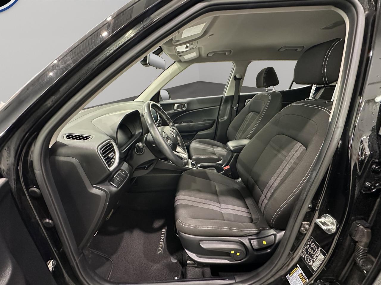 2024 Hyundai Venue Preferred | Reverse Cam | Heated Seats Photo