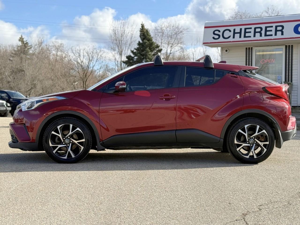2018 Toyota C-HR XLE 4dr Front-Wheel Drive Sport Utility Photo2