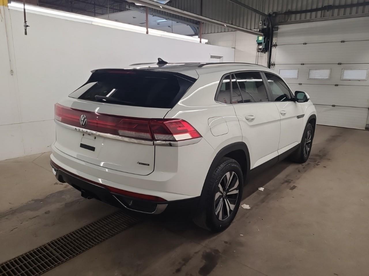 2024 Volkswagen Atlas Cross Sport 2.0 TSI Comfortline 4dr All-Wheel Drive 4MOTION Photo2