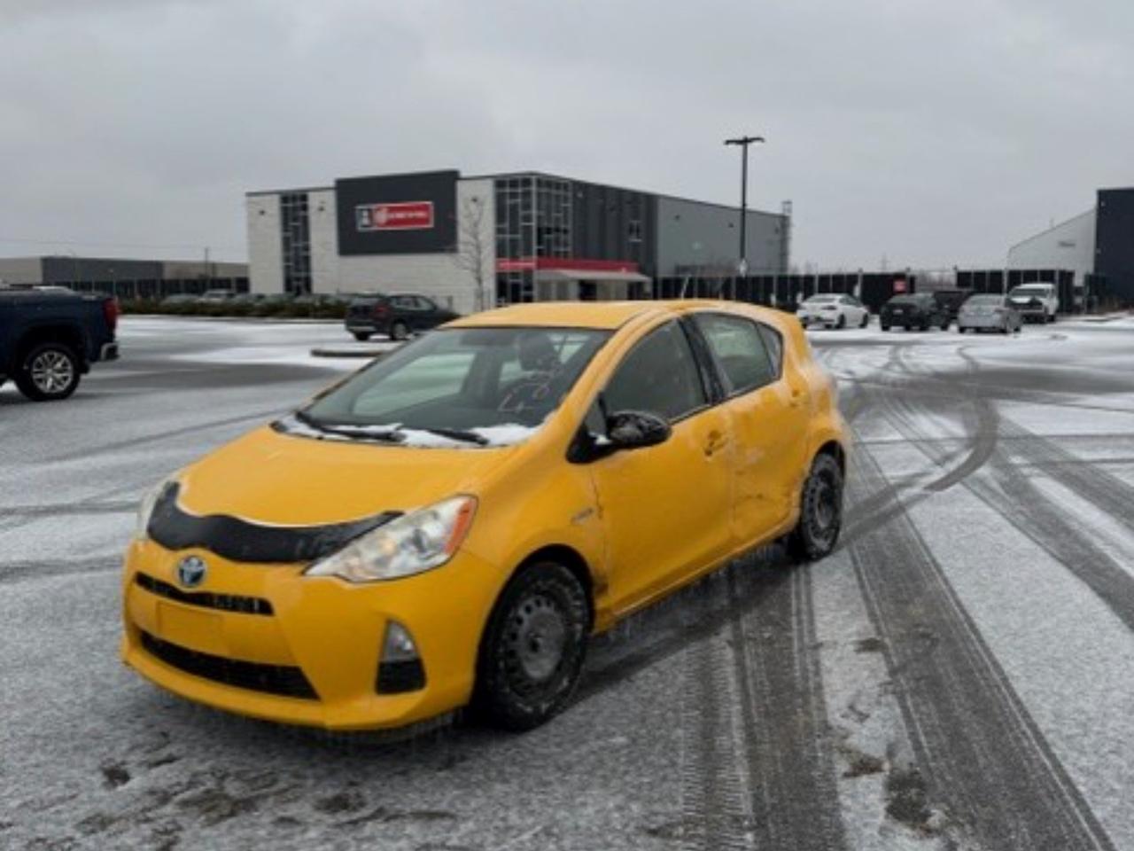 À vendre chez Kenny La Prairie : 2014 Toyota Prius c Four, parfait pour ceux qui cherchent une voiture économique et fiable. Ce modèle hybride est équipé dun moteur 1.5L L4 DOHC 16V HYBRID, reconnu pour sa faible consommation dessence. Beau Prius, bas kilométrage, malheureusement accidenté, donc préférable pour lexportation. Sinon, très propre et en bon état général. Voiture vendue telle quelle idéal pour économiser. Saisissez cette occasion de rouler vert à petit prix!