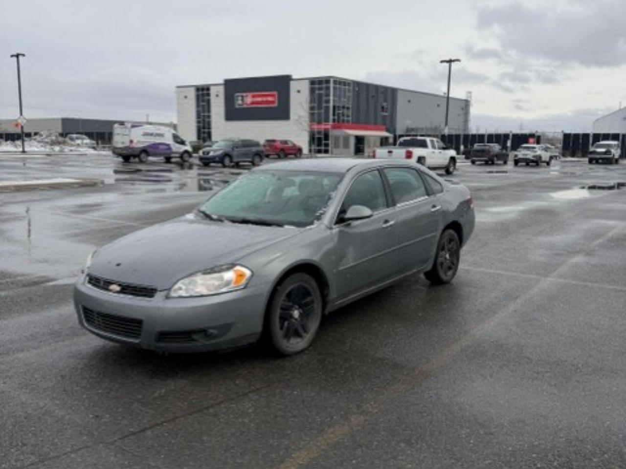 À vendre chez Kenny La Prairie : Chevrolet Impala LTZ 2007 une occasion à ne pas manquer pour les bricoleurs et amateurs de bonnes aubaines! Cette berline spacieuse est équipée dun moteur performant 3.9L V6 SOHC 12V. Vendue telle quelle, ce qui vous permet déconomiser sur le prix dachat. Malgré une petite accroche côté conducteur, la voiture est très propre pour son année et son kilométrage. Le seul problème mécanique connu est une surchauffe, probablement causée par un radiateur qui fuit. Profitez de cette opportunité pour acquérir un véhicule fiable à petit prix et lui redonner une seconde vie! Venez la voir dès aujourdhui.