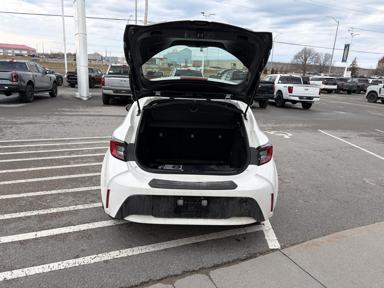 2025 Toyota Corolla Hatchback SE Photo