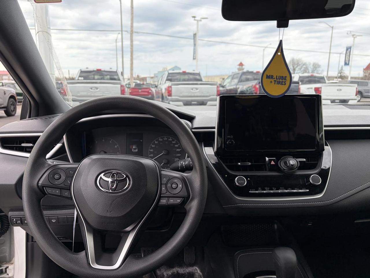 2025 Toyota Corolla Hatchback SE Photo
