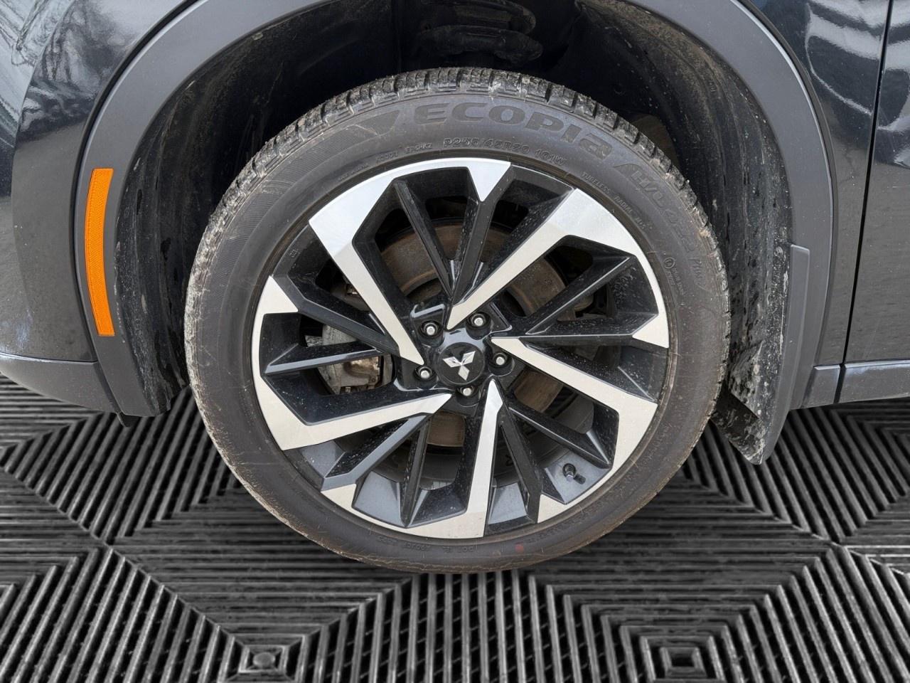 2024 Mitsubishi Outlander Plug-In Hybrid SEL S-AWC Photo