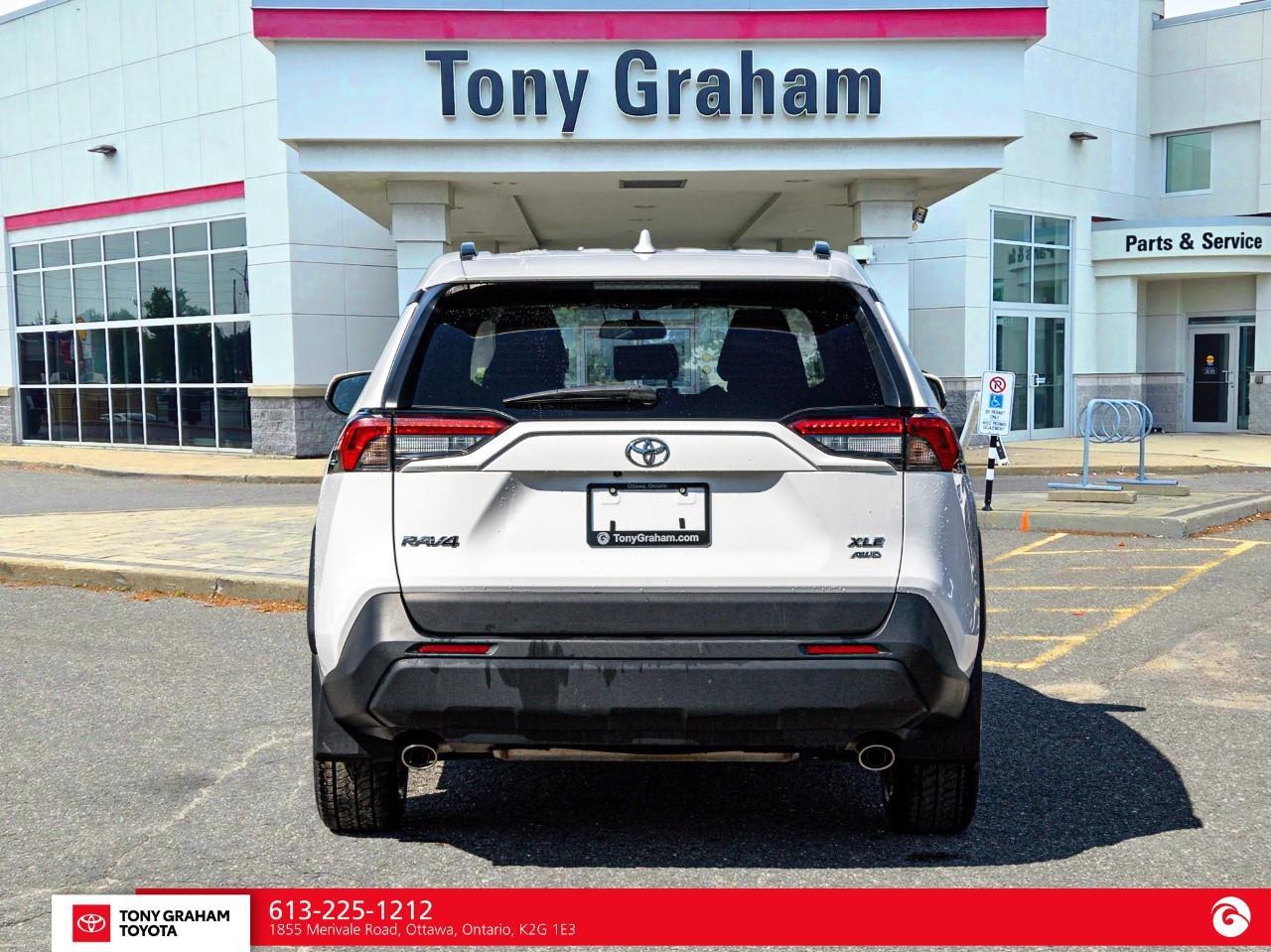 2024 Toyota RAV4 XLE Photo4