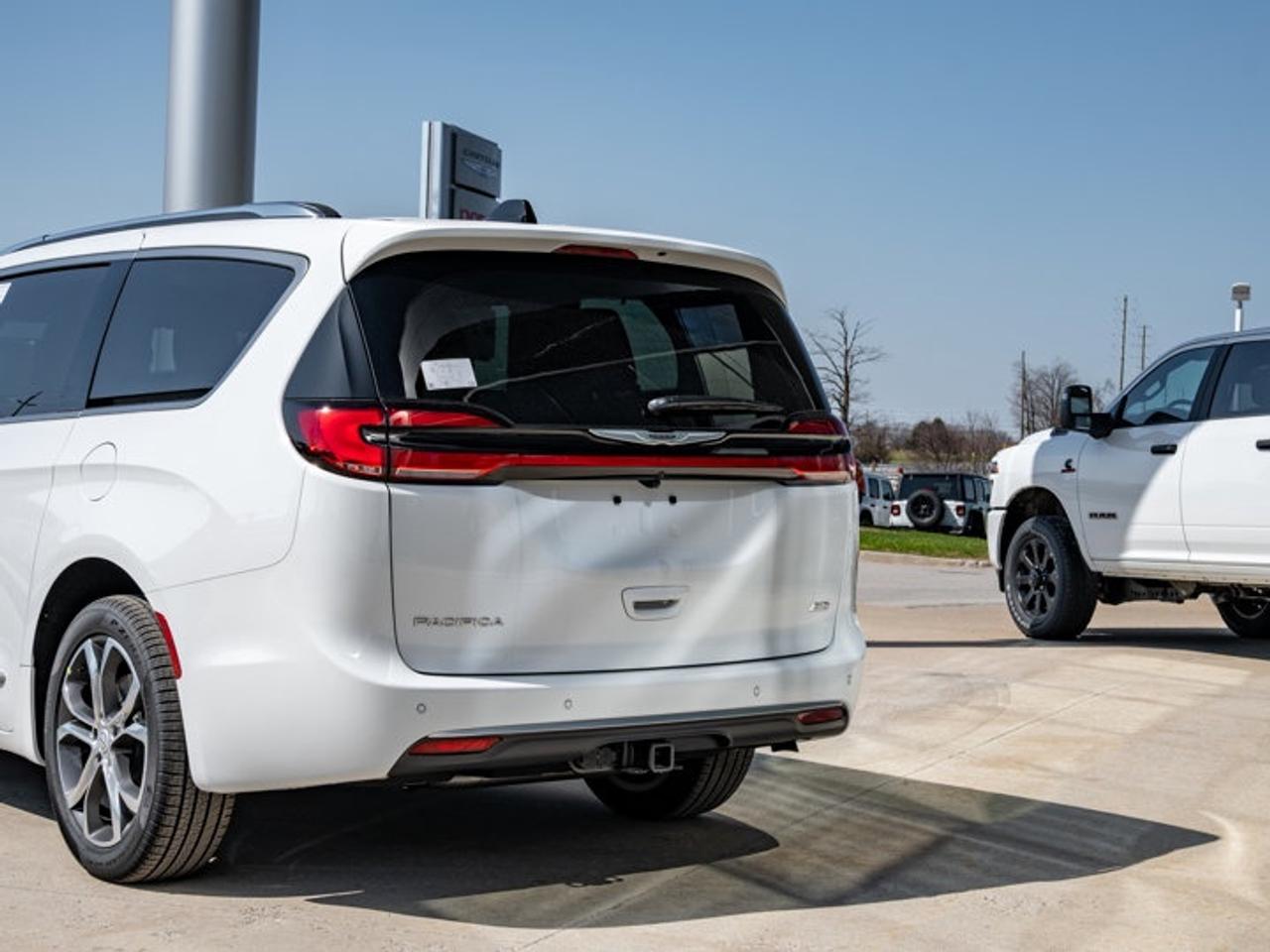 2026 Chrysler Pacifica Pinnacle Photo