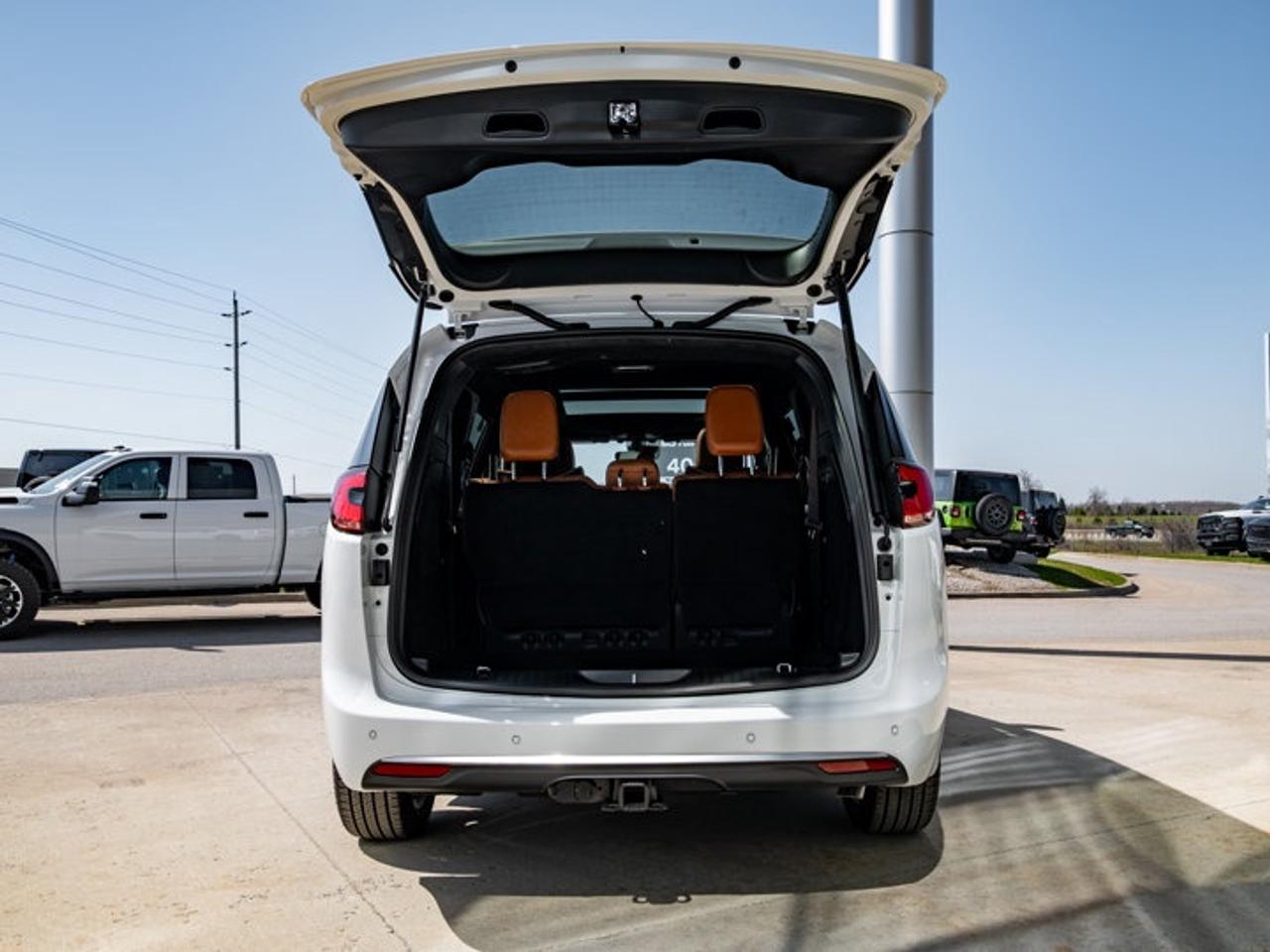 2026 Chrysler Pacifica Pinnacle Photo