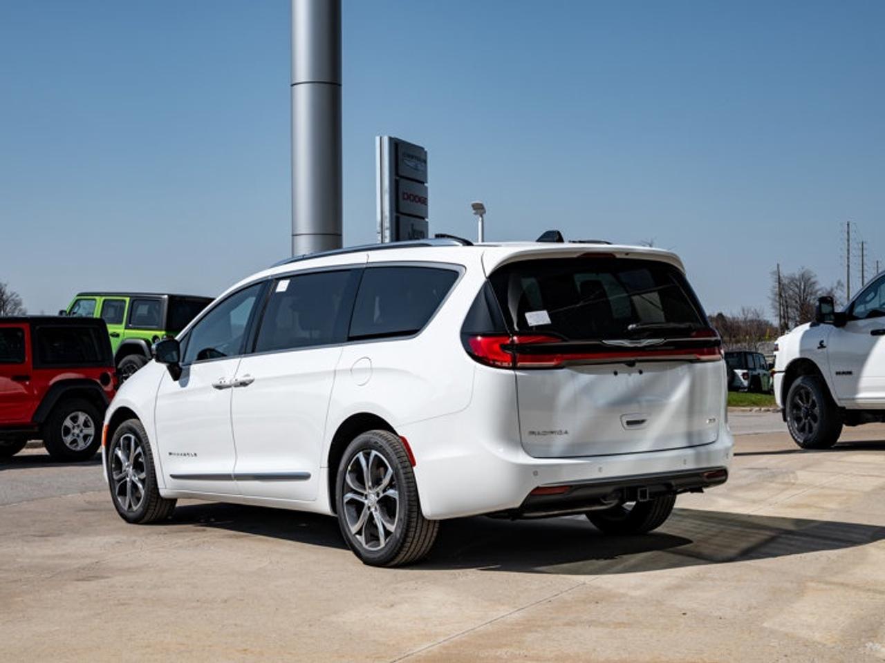 2026 Chrysler Pacifica Pinnacle Photo
