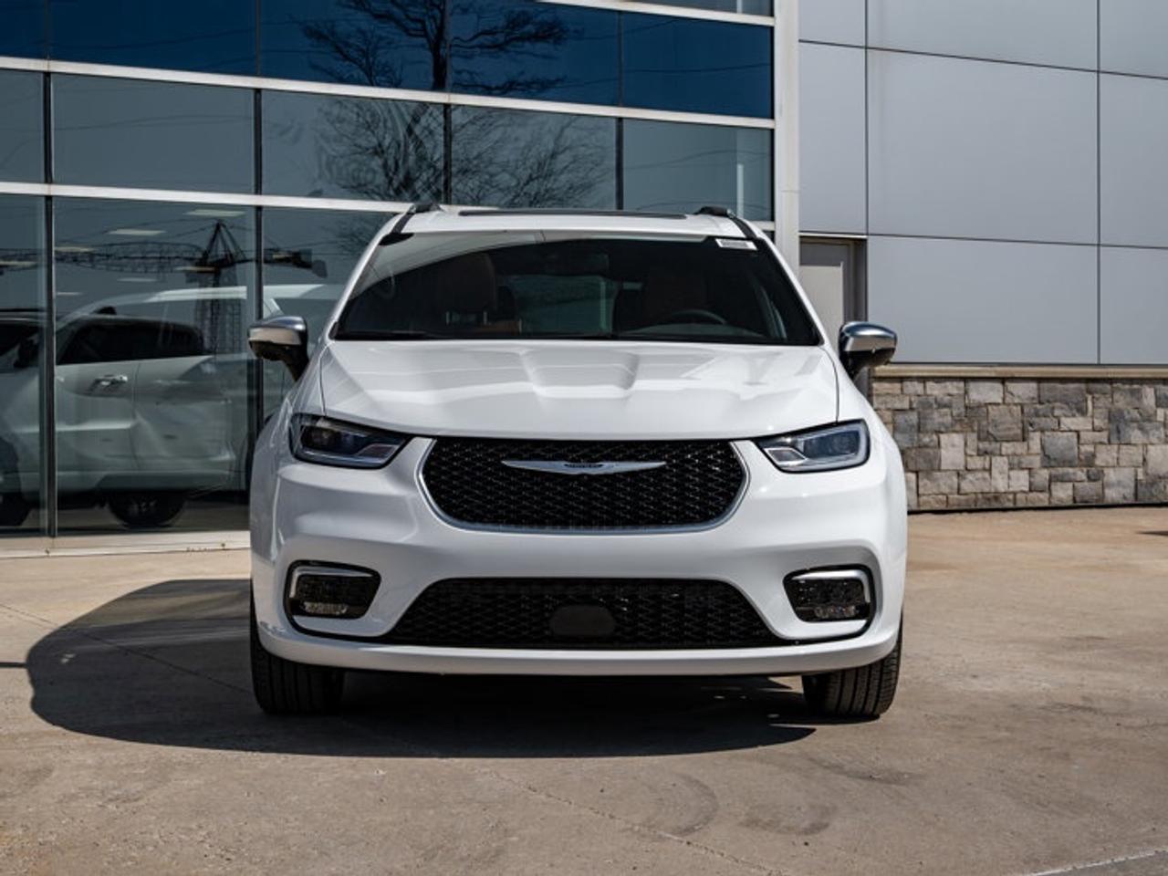 2026 Chrysler Pacifica Pinnacle Photo