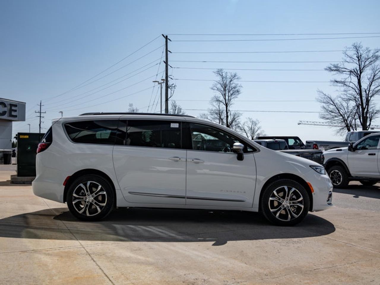 2026 Chrysler Pacifica Pinnacle Photo