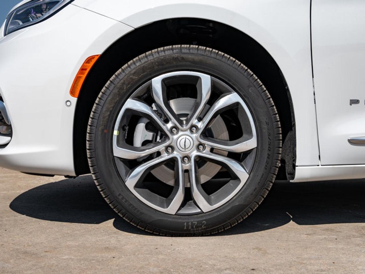 2026 Chrysler Pacifica Pinnacle Photo