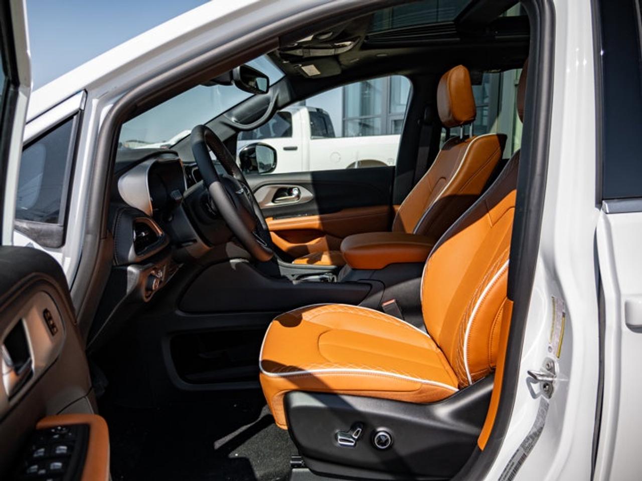2026 Chrysler Pacifica Pinnacle Photo