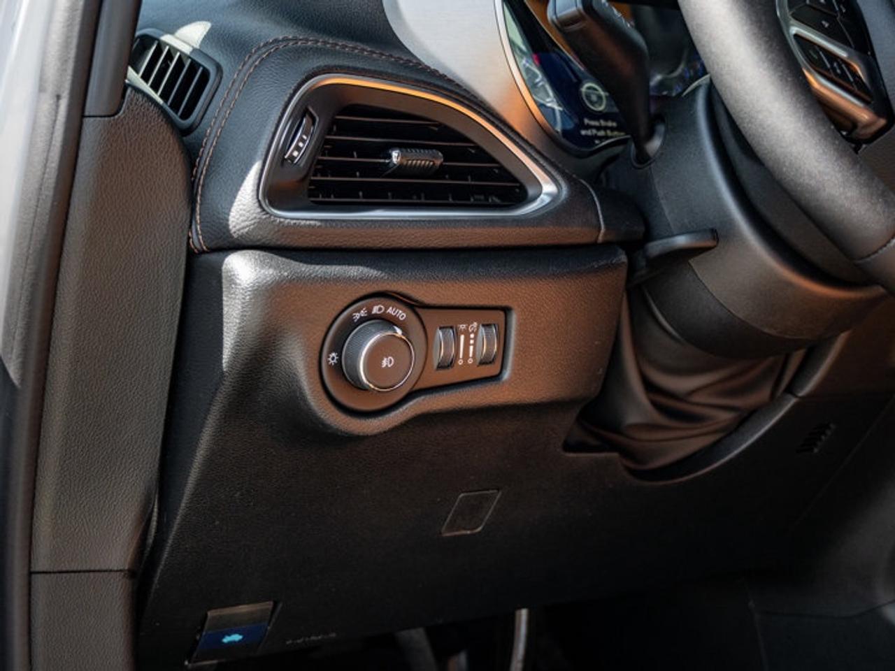 2026 Chrysler Pacifica Pinnacle Photo