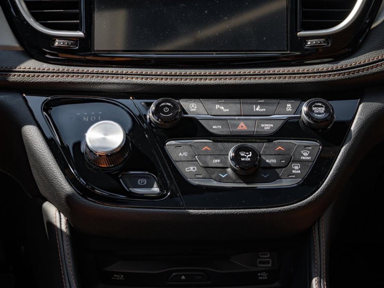 2026 Chrysler Pacifica Pinnacle Photo