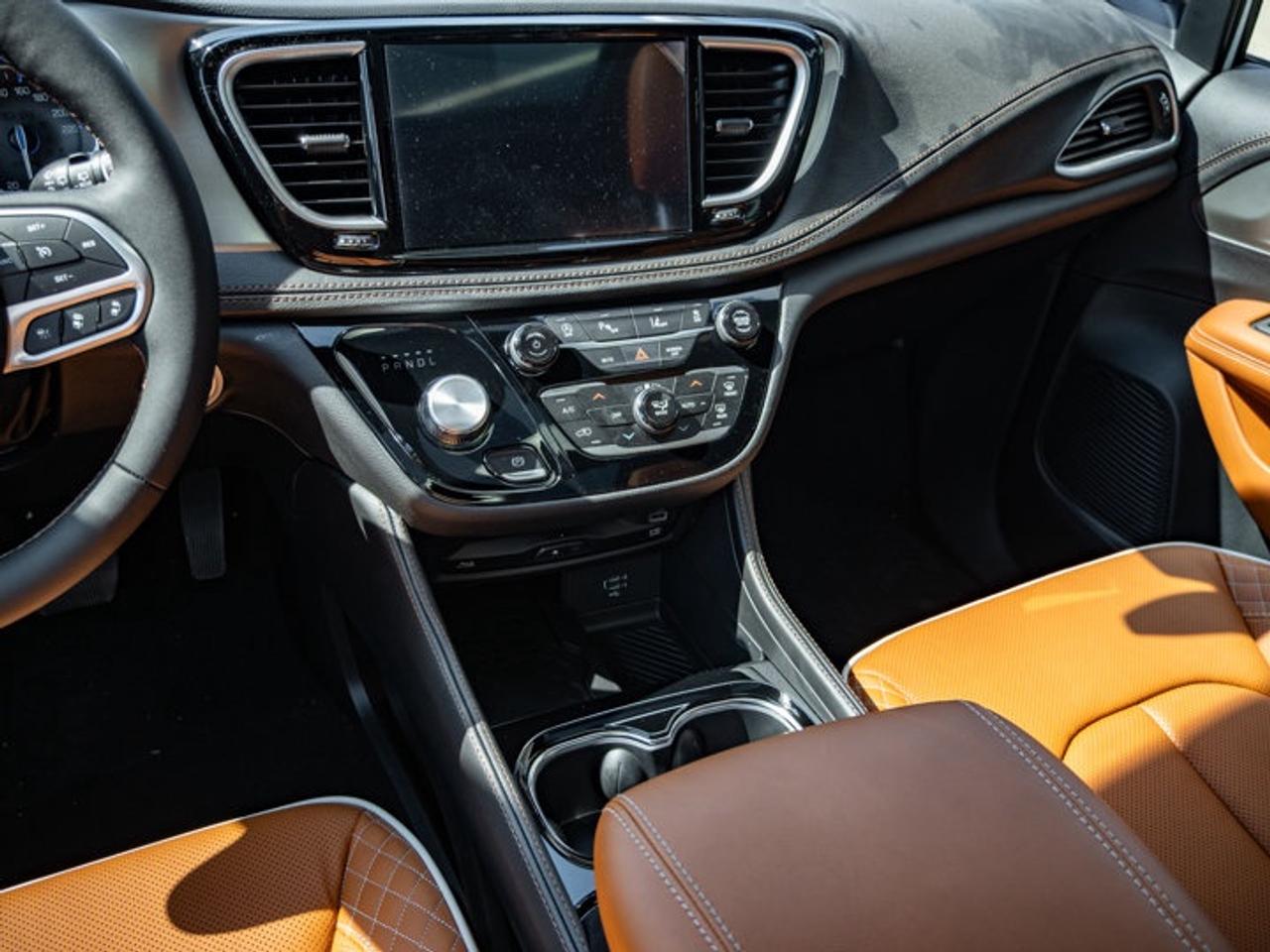 2026 Chrysler Pacifica Pinnacle Photo
