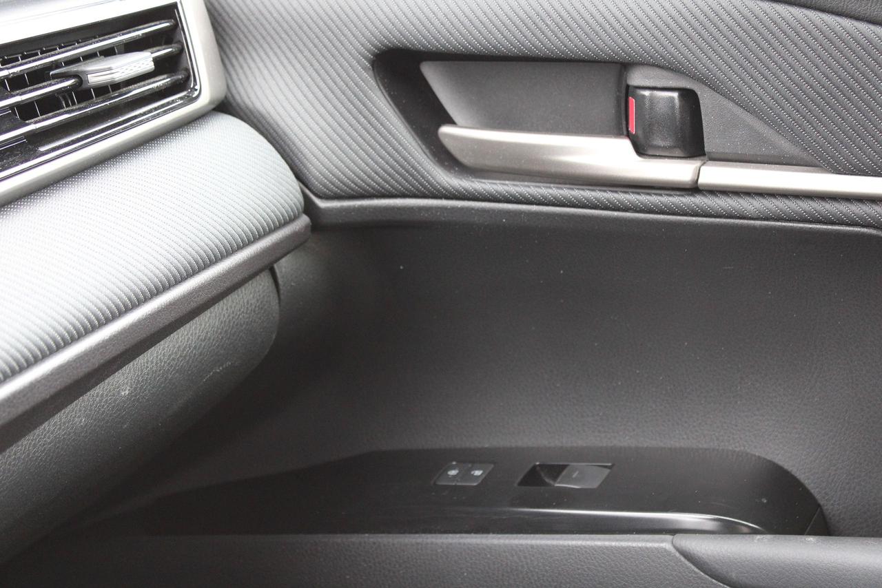 2025 Toyota Camry SE hybrid with sunroof Photo