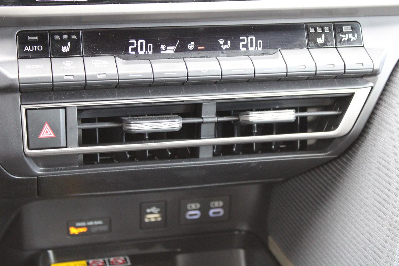 2025 Toyota Camry SE hybrid with sunroof Photo