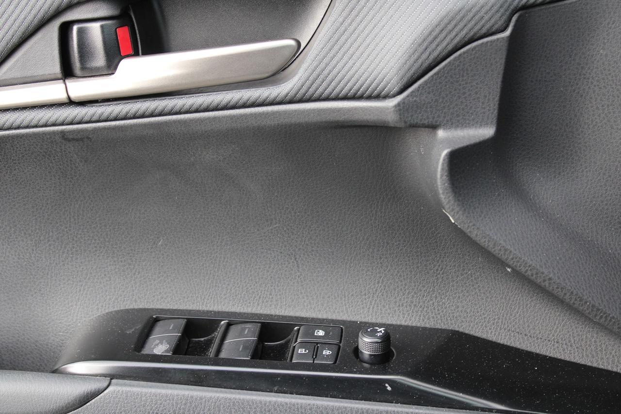 2025 Toyota Camry SE hybrid with sunroof Photo