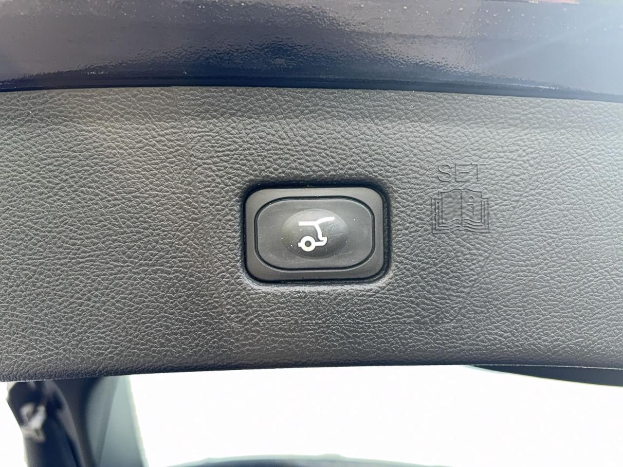 13743899