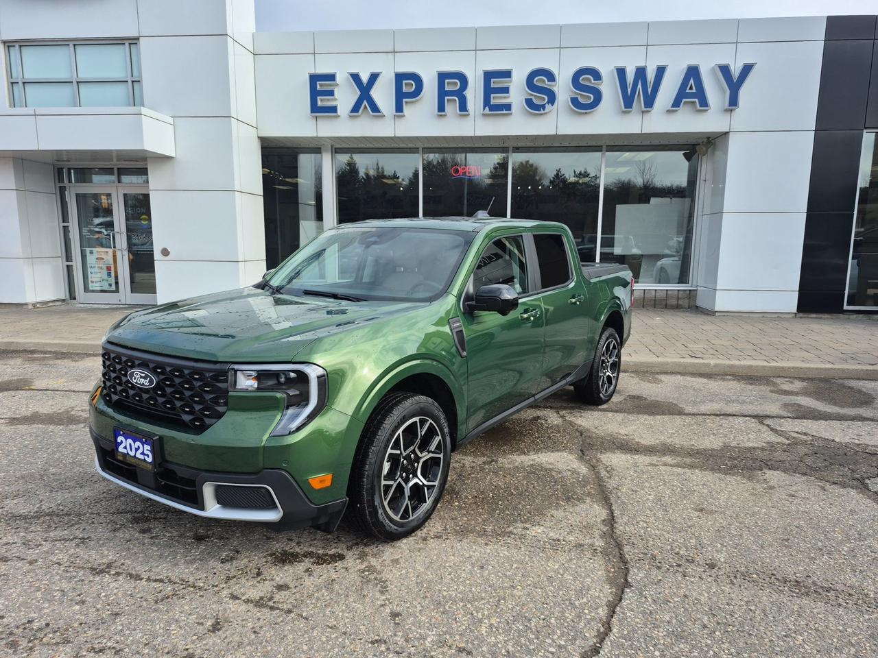 2025 Ford Maverick LARIAT, MOONROOF, HEATED WHEEL, LIKE NEW! Photo0