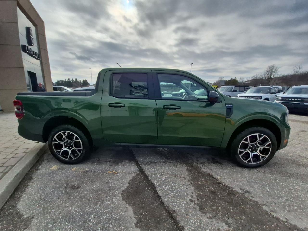 2025 Ford Maverick LARIAT, MOONROOF, HEATED WHEEL, LIKE NEW! Photo