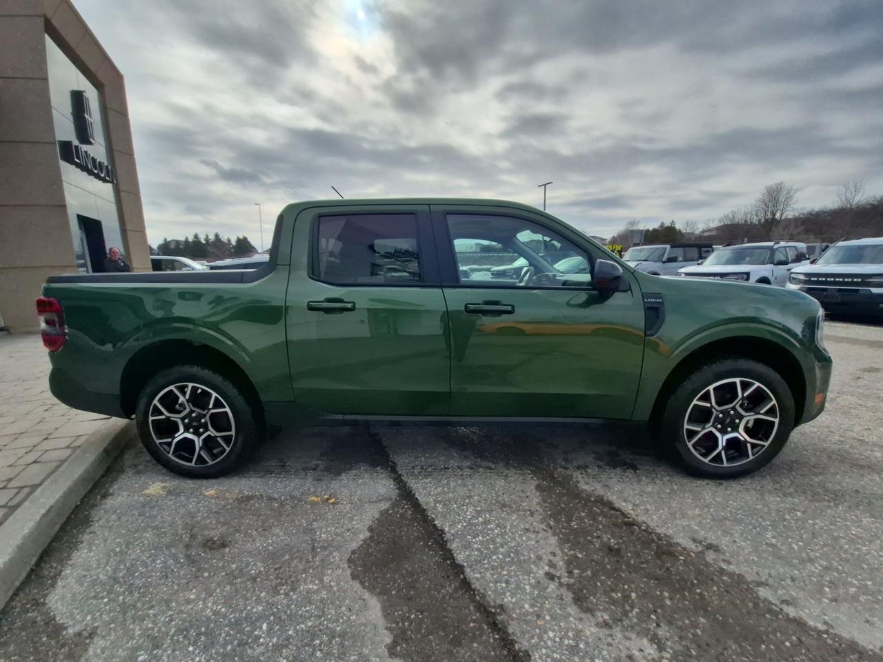 2025 Ford Maverick LARIAT, MOONROOF, HEATED WHEEL, LIKE NEW! Photo