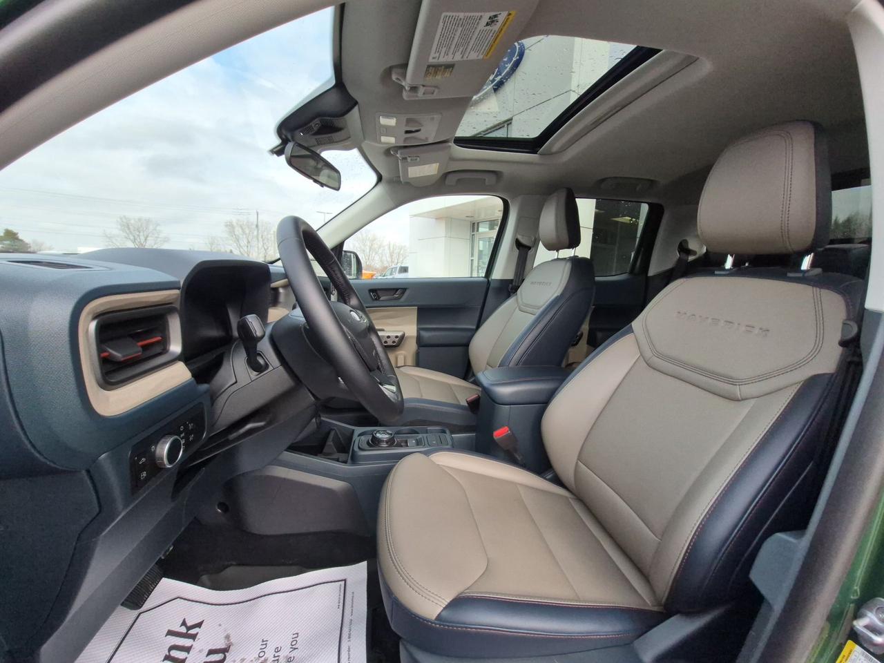 2025 Ford Maverick LARIAT, MOONROOF, HEATED WHEEL, LIKE NEW! Photo