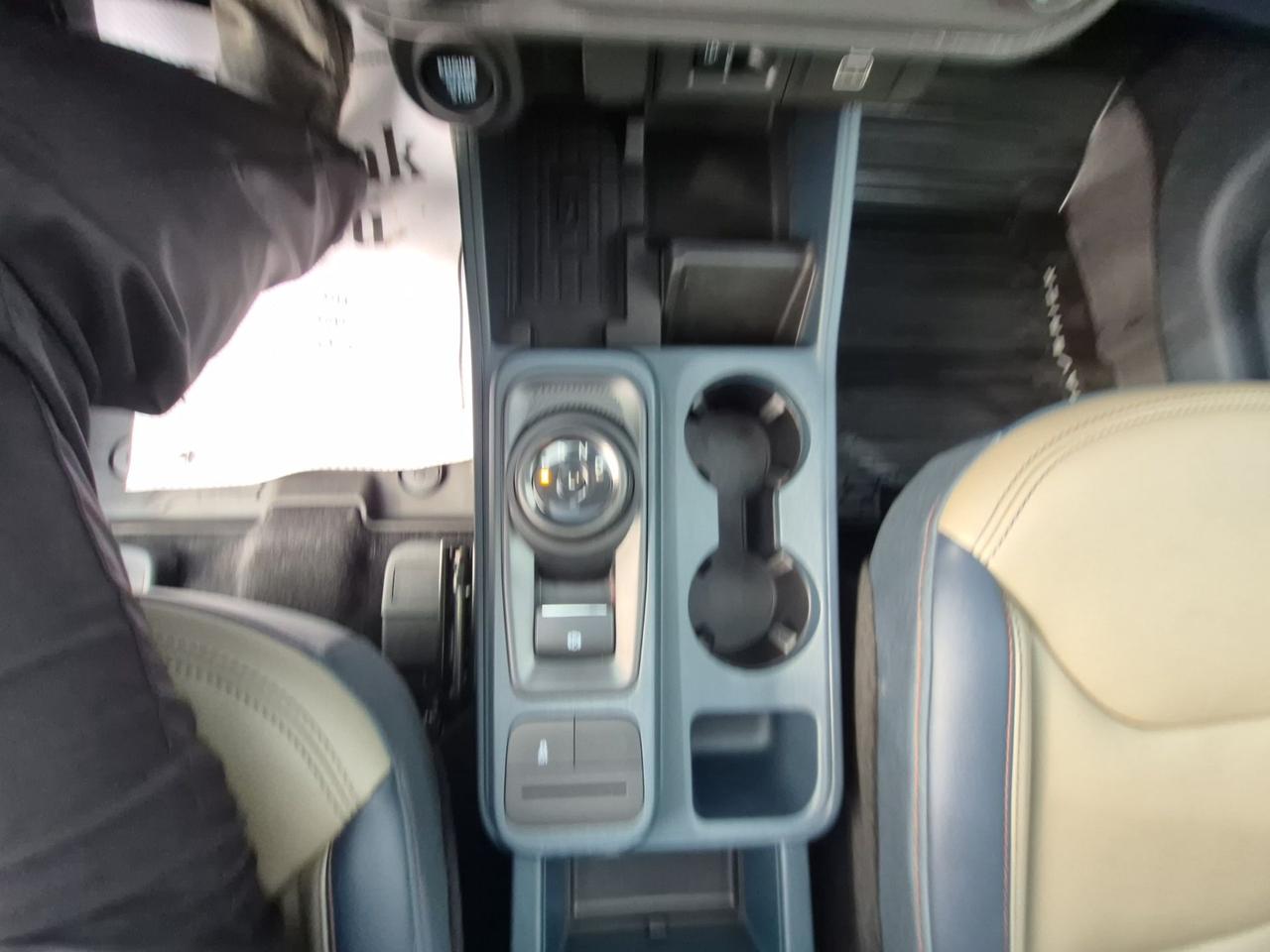 2025 Ford Maverick LARIAT, MOONROOF, HEATED WHEEL, LIKE NEW! Photo