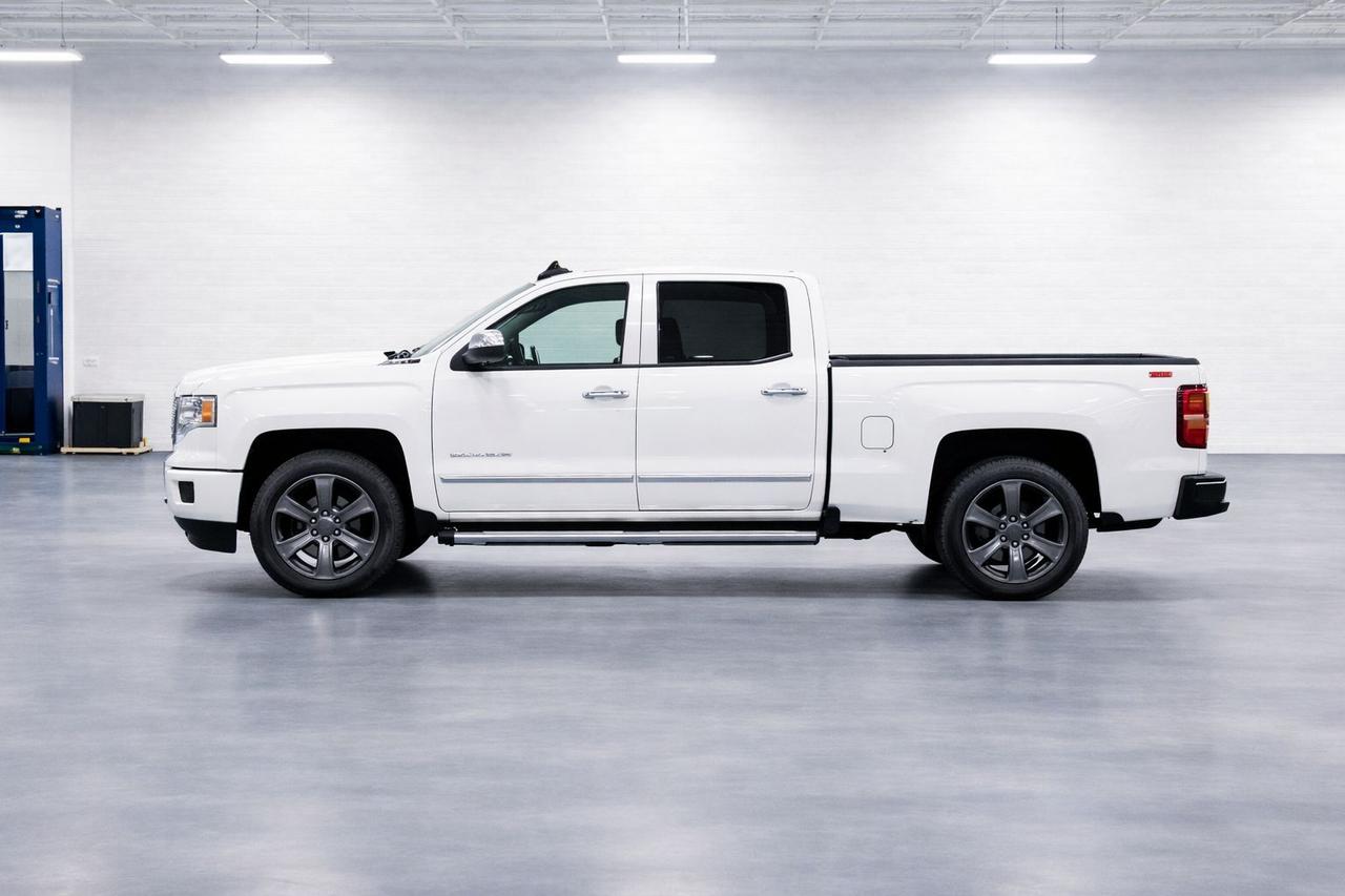 2017 Chevrolet Silverado 1500 4WD Crew Cab 143.5" High Country Photo