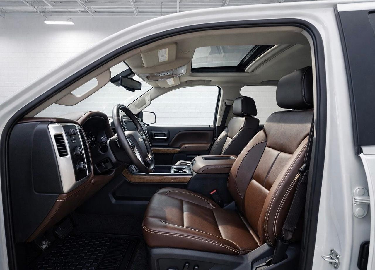 2017 Chevrolet Silverado 1500 4WD Crew Cab 143.5" High Country Photo