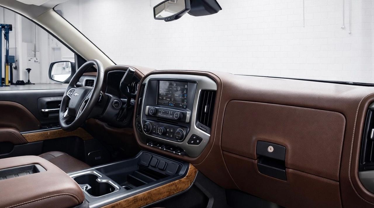 2017 Chevrolet Silverado 1500 4WD Crew Cab 143.5" High Country Photo