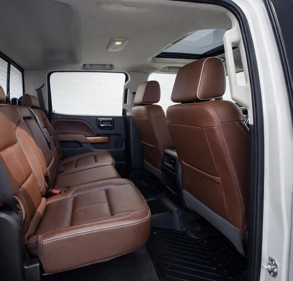 2017 Chevrolet Silverado 1500 4WD Crew Cab 143.5" High Country Photo