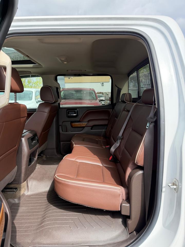 2017 Chevrolet Silverado 1500 High Country 143.5" Crew 4x4 Photo
