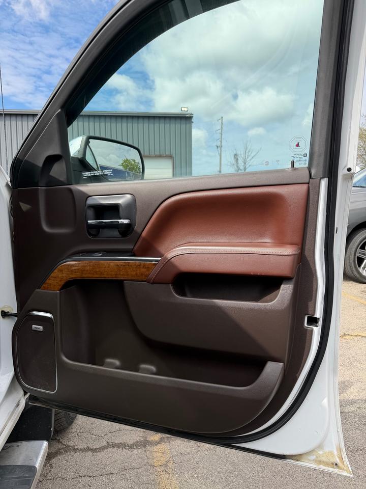 2017 Chevrolet Silverado 1500 High Country 143.5" Crew 4x4 Photo