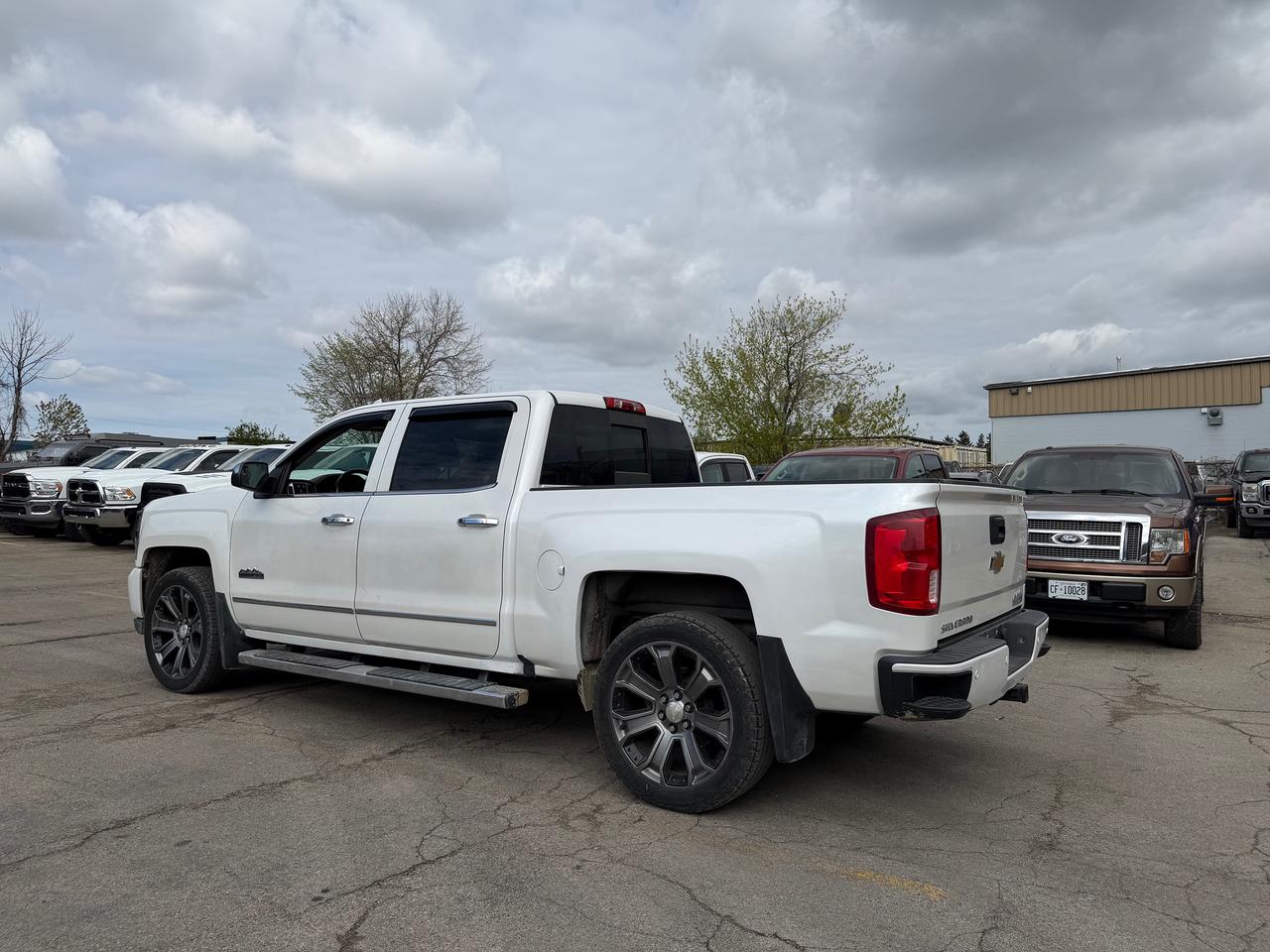 2017 Chevrolet Silverado 1500 High Country 143.5" Crew 4x4 Photo