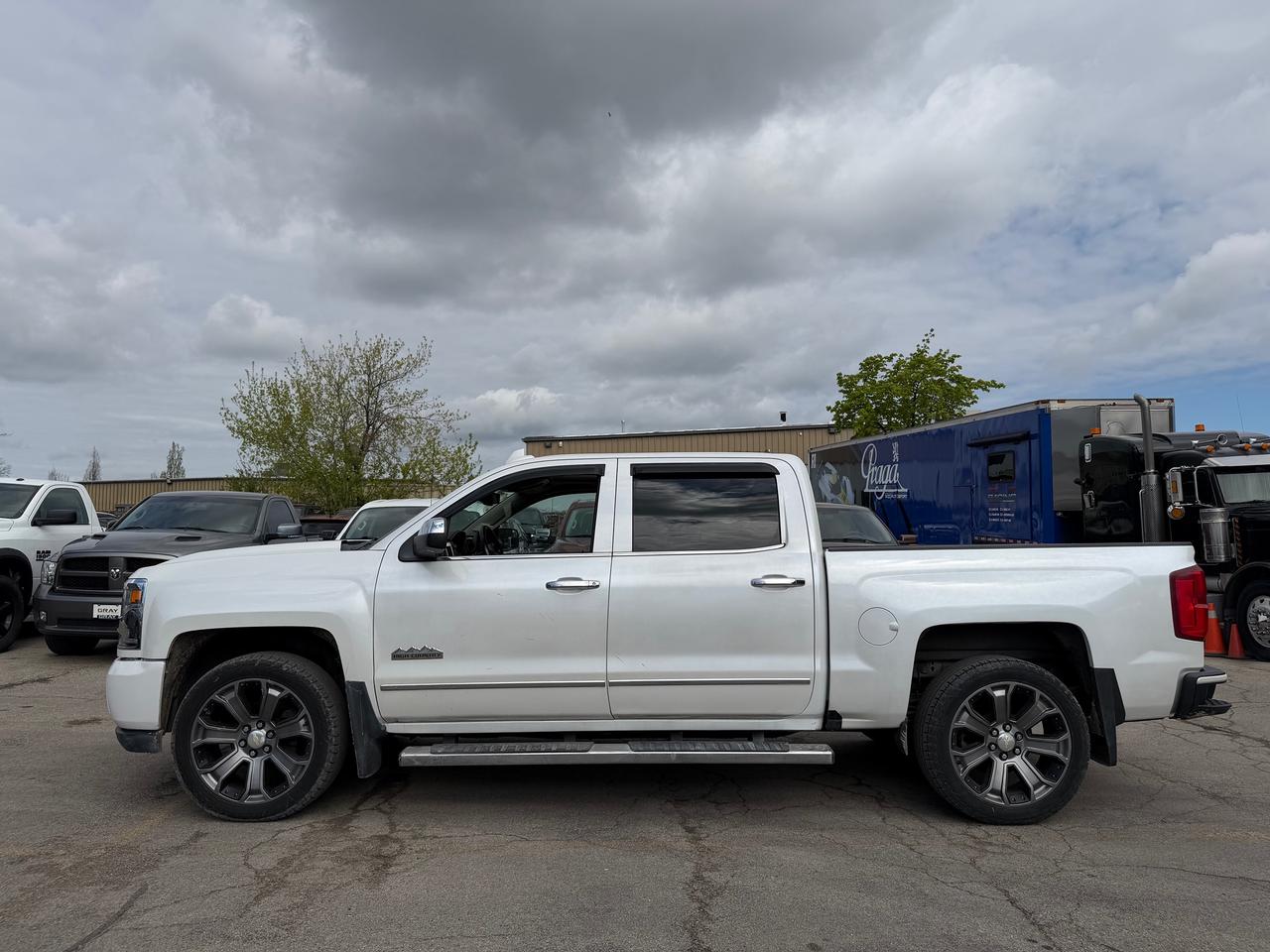 2017 Chevrolet Silverado 1500 High Country 143.5" Crew 4x4 Photo