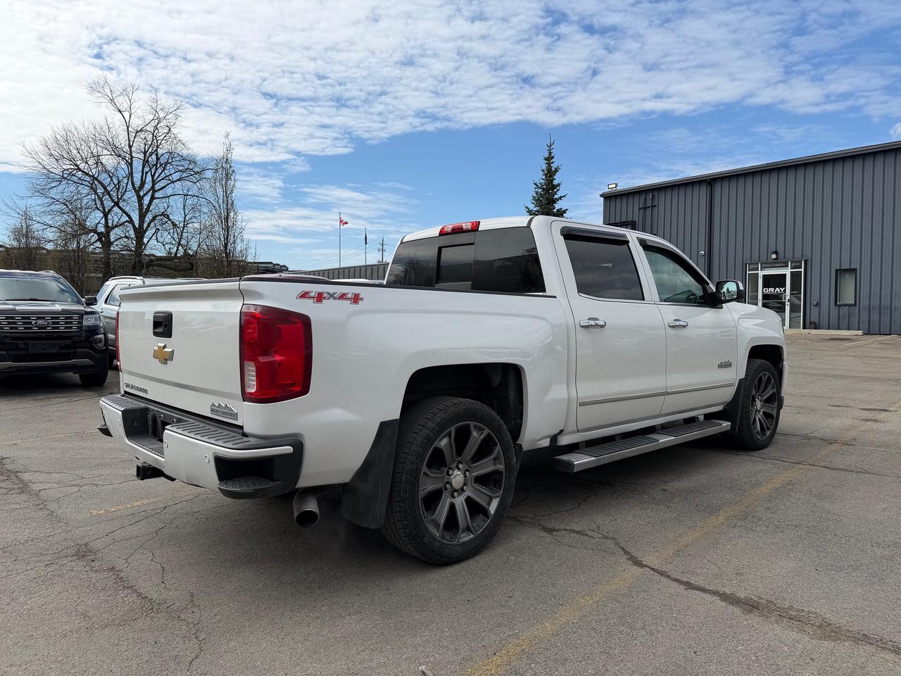 2017 Chevrolet Silverado 1500 High Country 143.5" Crew 4x4 Photo