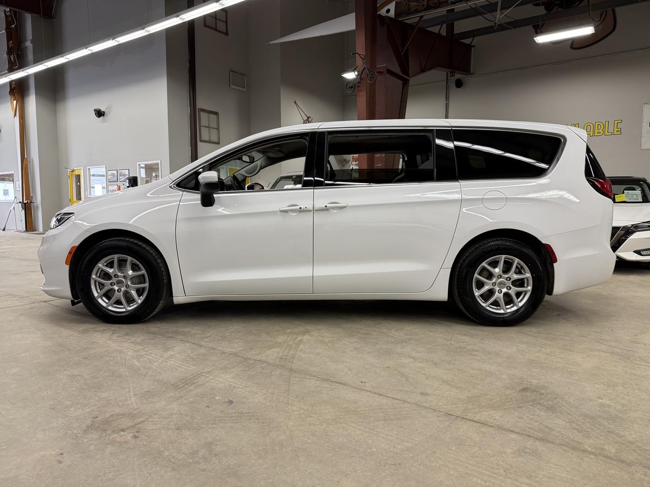 2023 Chrysler Pacifica Touring L Photo4